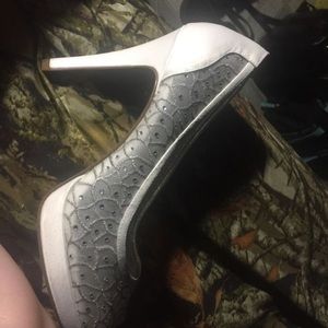 Adriana papell White peep toe pumps size 9